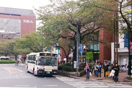 国立駅南口を出たら右手の歩道を「たましん」に向かって直進してください。
