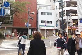 右手にパン屋さん（神戸屋）のある角まで来たら、右側に曲ってください。