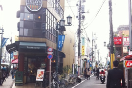 「Tully's Coffee」が見えたら右側を直進して下さい。
